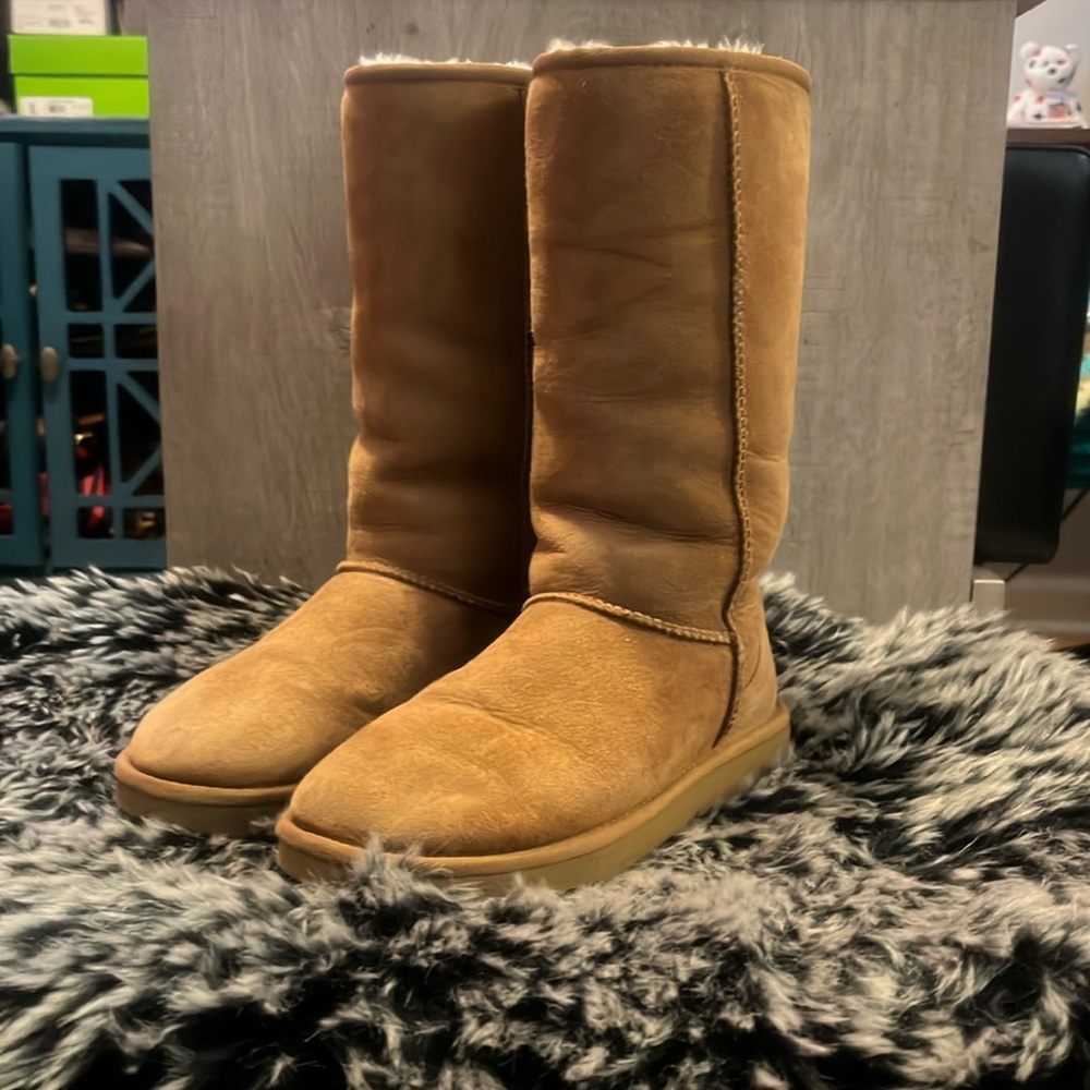 EUC UGG Classic Tall Boots size 7
